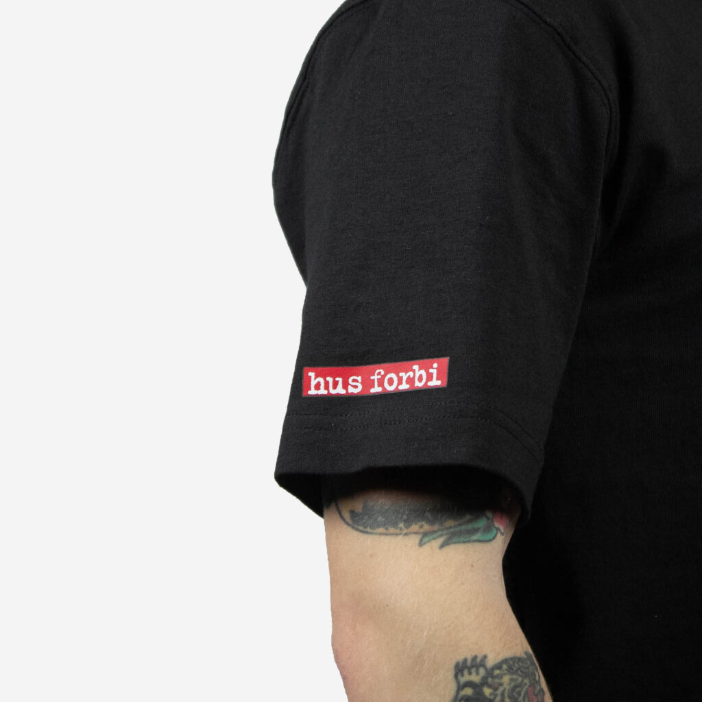 Husforbi t-shirt med tryck på armen - Svart - Unisex